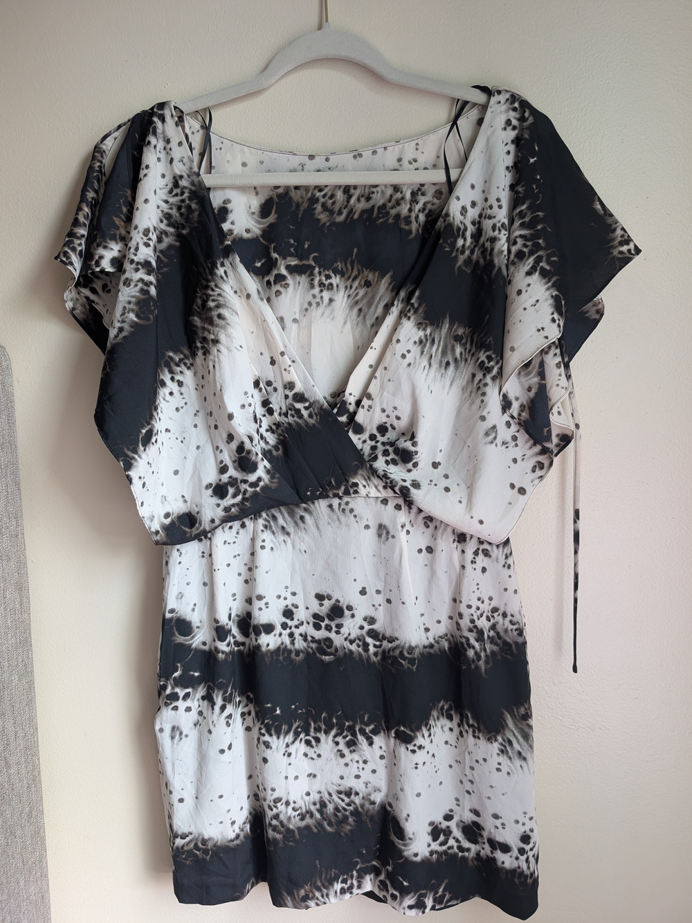 Jessica Simpson Black and White Tie-Dye V-Neck Mini Dress